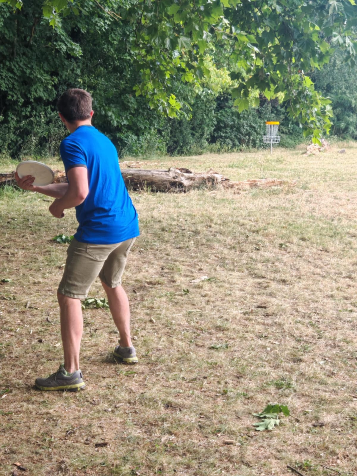 Foto van Aron Schepers die discgolft 2