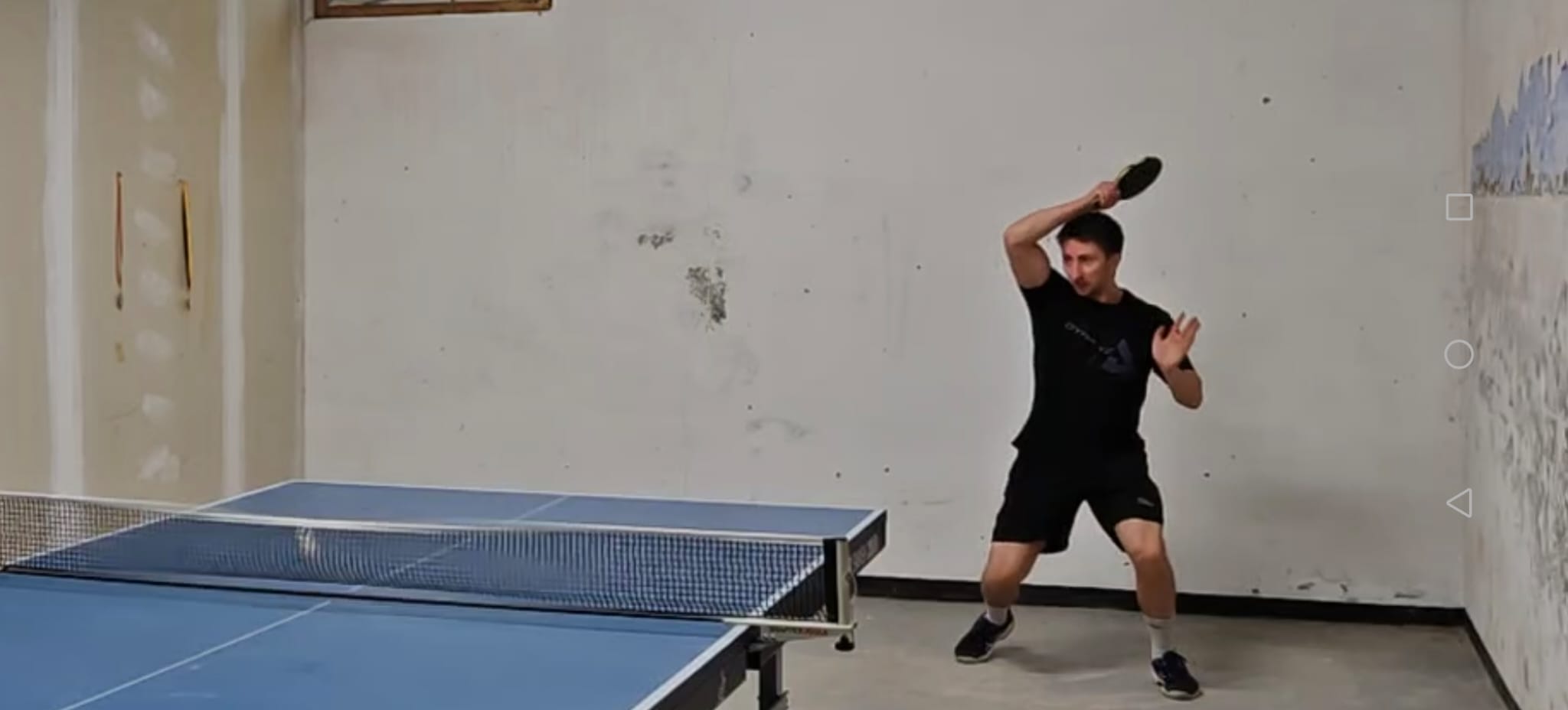 Foto van Aron Schepers die tafeltennis speelt